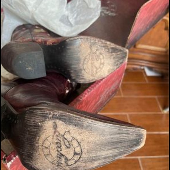 Lucchese size 7C. Western Boots 
Roses embroidered
Aggie Maroon 
Burgundy - Picture 4 of 6